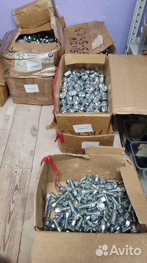 Колесные болты новые