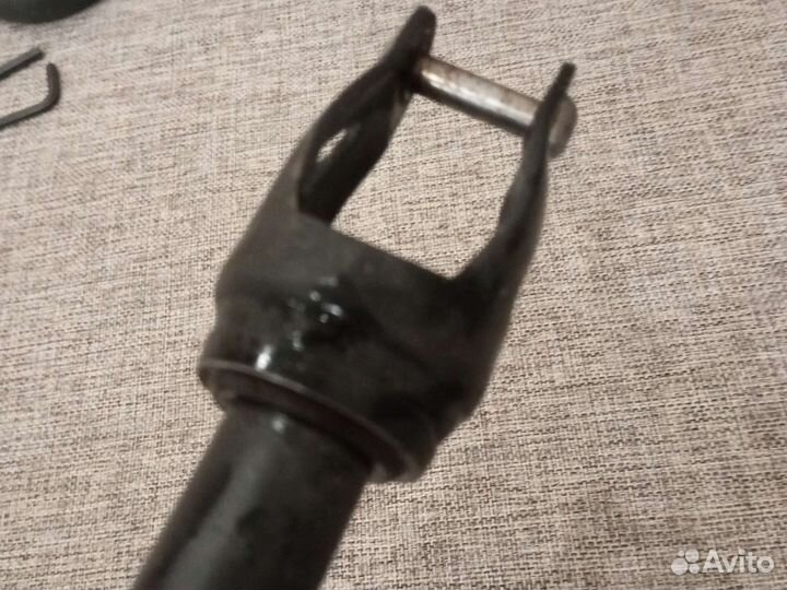 Вилка от трюкового самоката с болтами без трешен