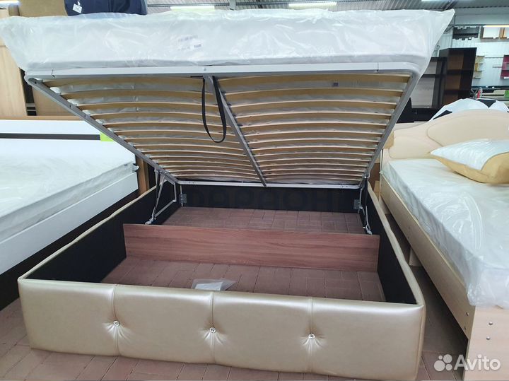 Кровать двуспальная с подъёмным механизмом