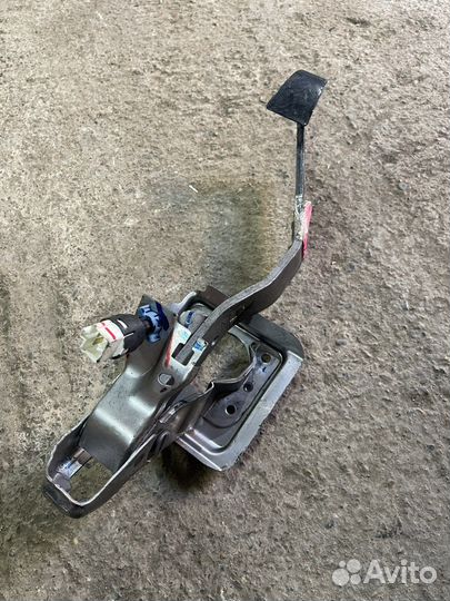 Педаль тормоза Mitsubishi Pajero Sport 2010г