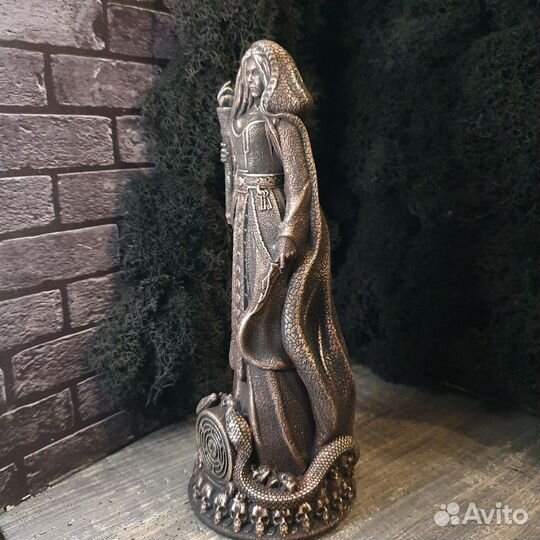 Статуэтка Великой Гекаты