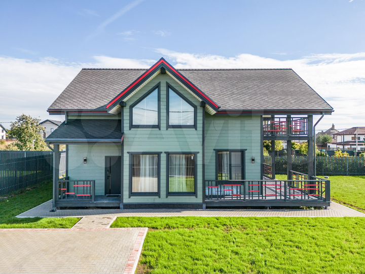 Дом 210 м² на участке 7,4 сот.