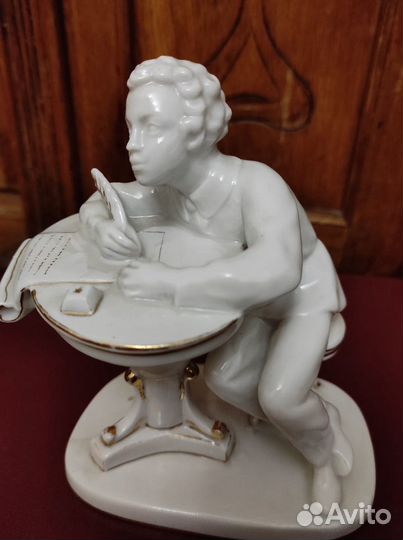 Фарфоровая статуэтка 