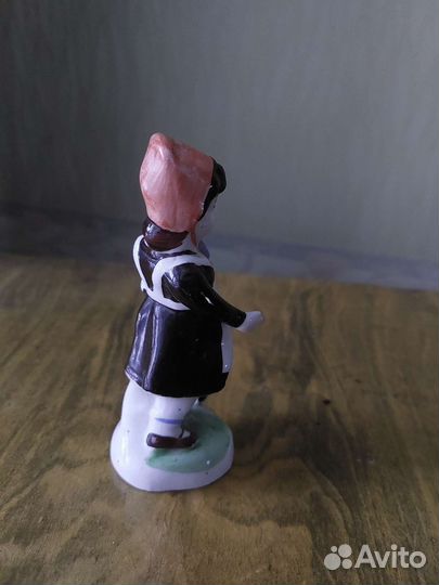 Фарфоровая статуэтка 