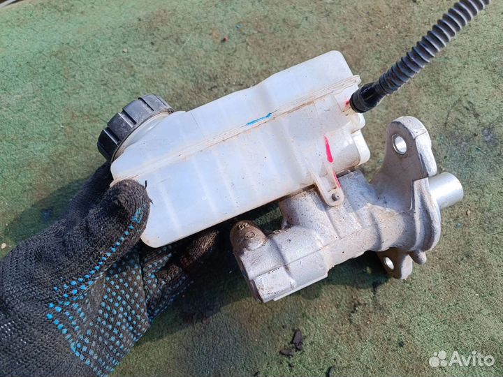 Главный тормозной цилиндр гтц Рено Сандеро 2016 г