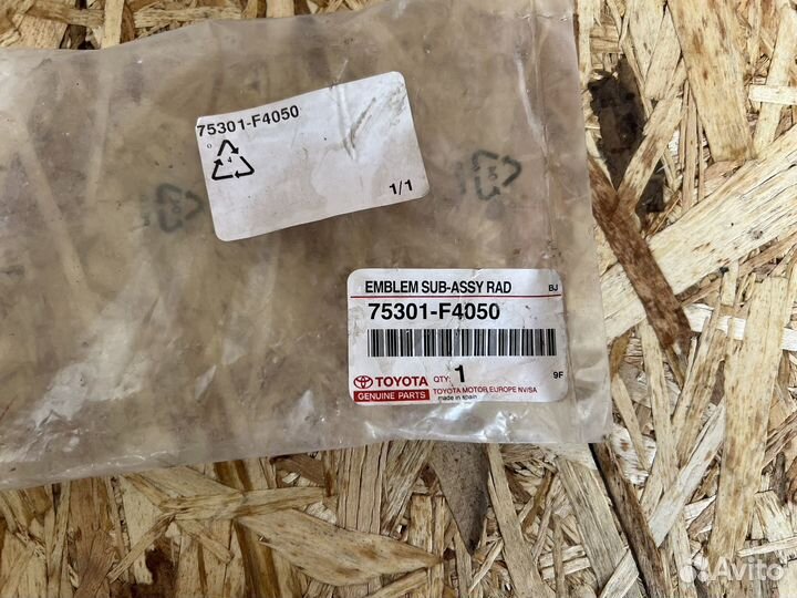 Эмблема решетки радиатора Toyota C-HR