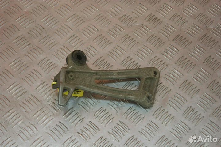 Крепление подножки пассажира правое Suzuki Bandit