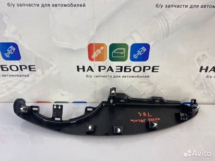 Накладка на центральную консоль (торпеды) Mazda 3