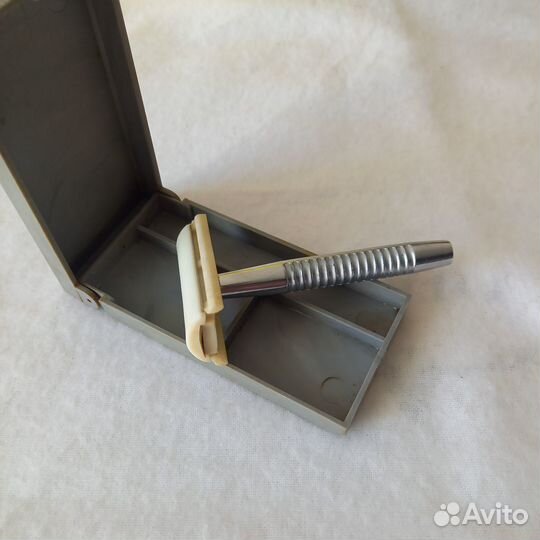 Бритвенный станок СССР в футляре, Т образный