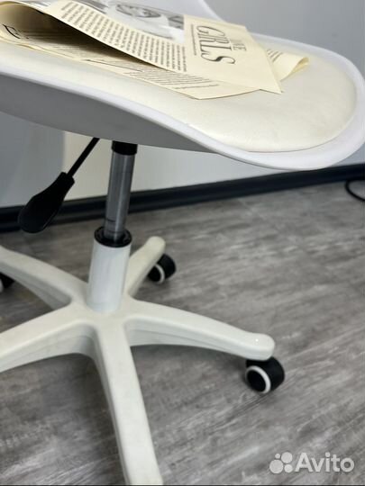 Стул на колесиках