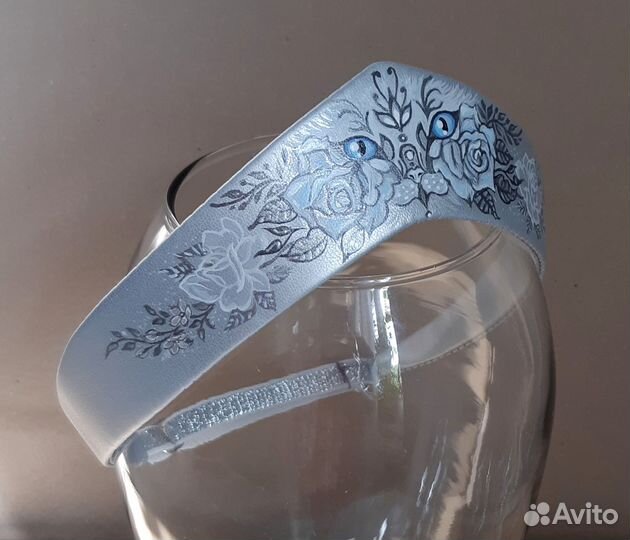 Кокошник серебристого цвета с рисунком