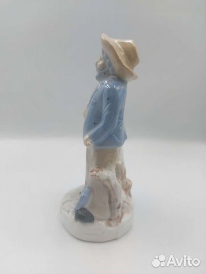 Фарфоровая статуэтка 