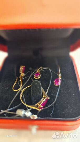 Новый золотой комплект с рубинами