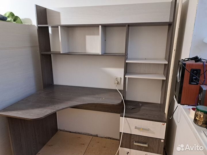 Угловой письменный стол