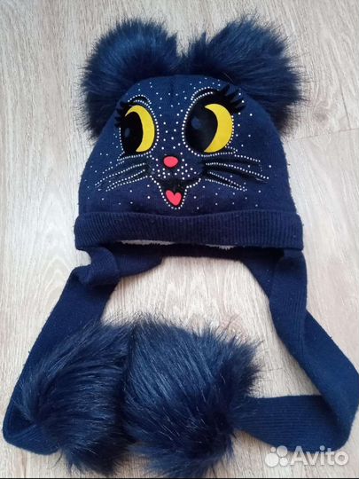 Шапка помпонами