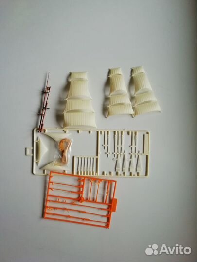 Остатки от сборной модели корабля