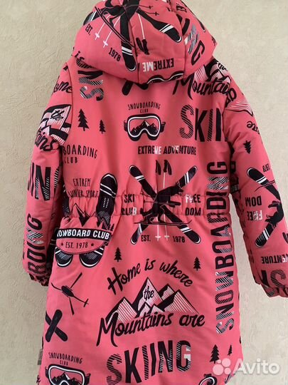 Зимнее пальто с варежками и школьным рюкзаком