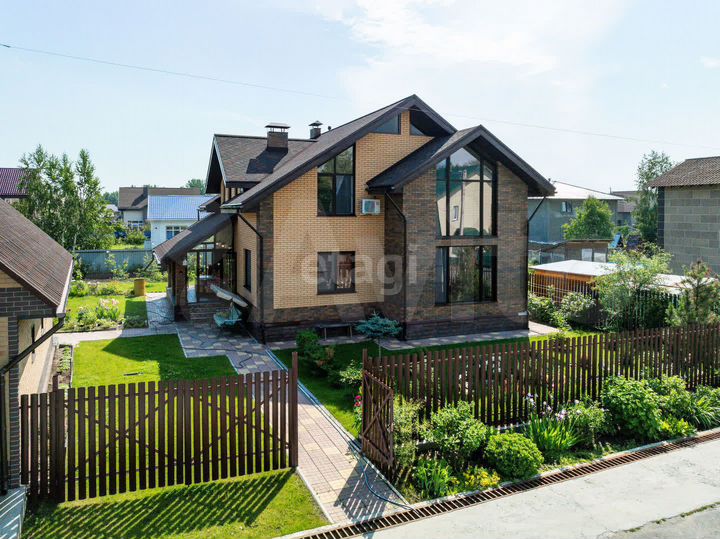 Дом 212 м² на участке 8,6 сот.