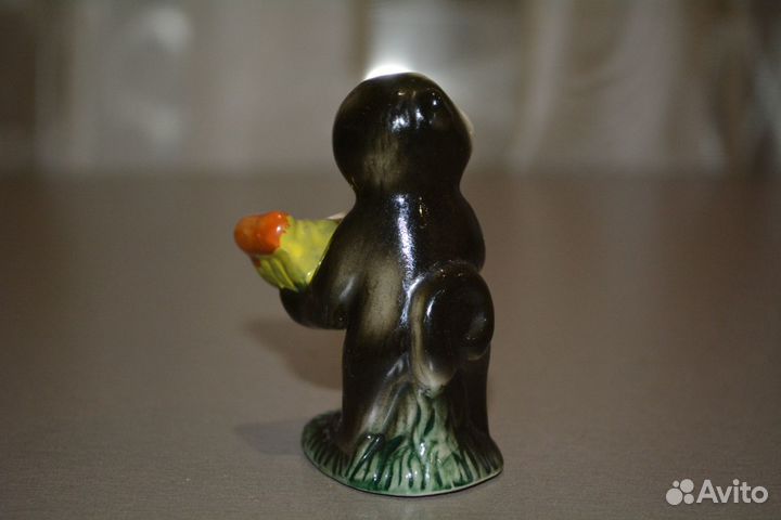 Фарфоровая статуэтка - обезьянка