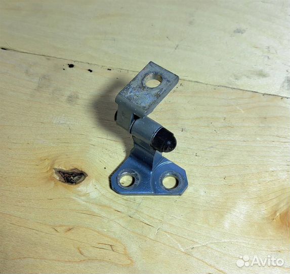 Петля двери задней правой верхняя VW Passat (B6)