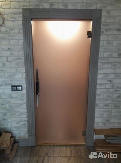 Стеклянная дверь