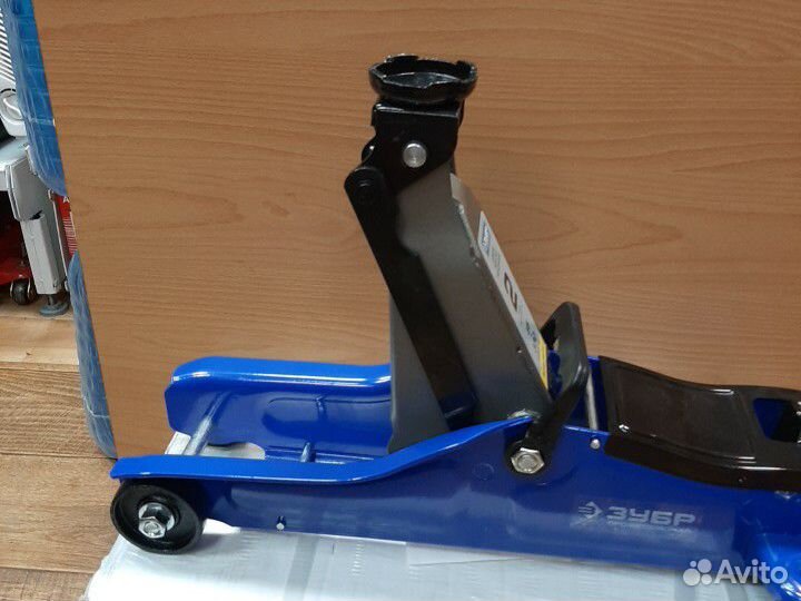 Домкрат низкоподкатной 