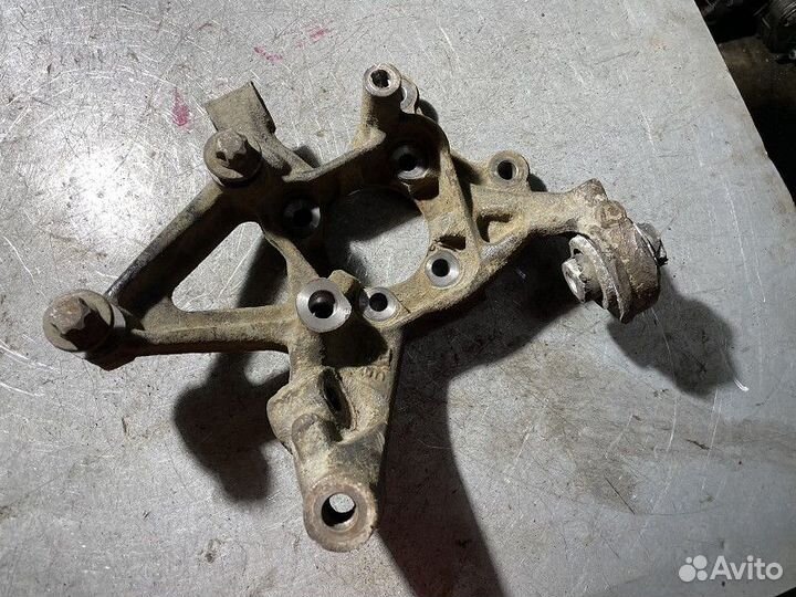 Кулак поворотный задний правый cadillac BLS 2006-2