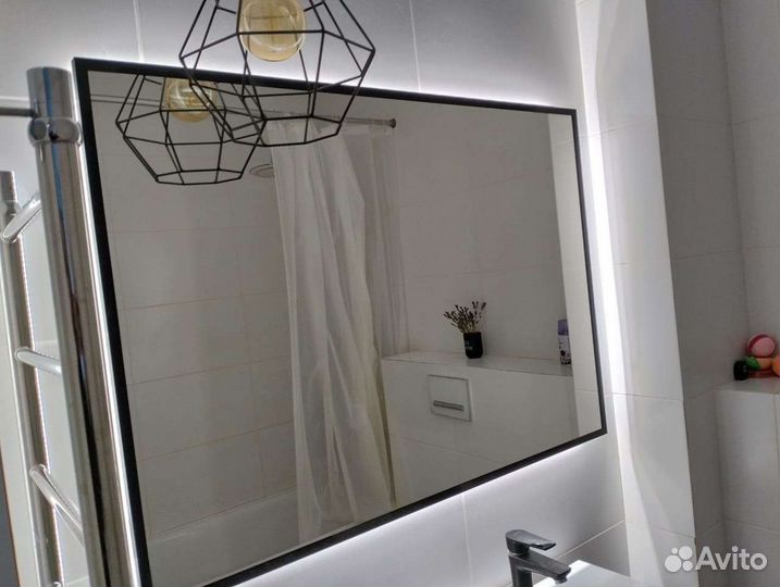 Зеркало в металлической раме с подсветкой