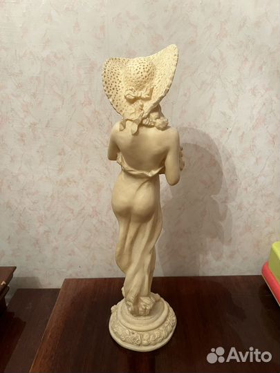 Статуэтка Девушка с голубем СССР