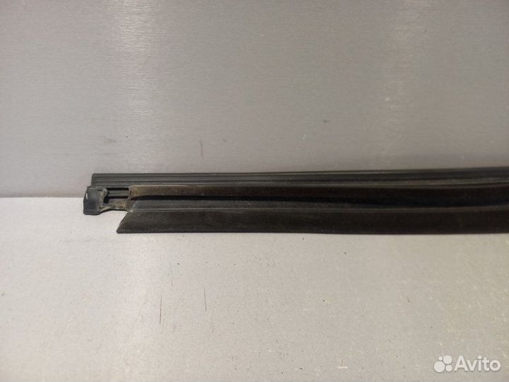 Молдинг стекла задний правый Renault Duster H4M438