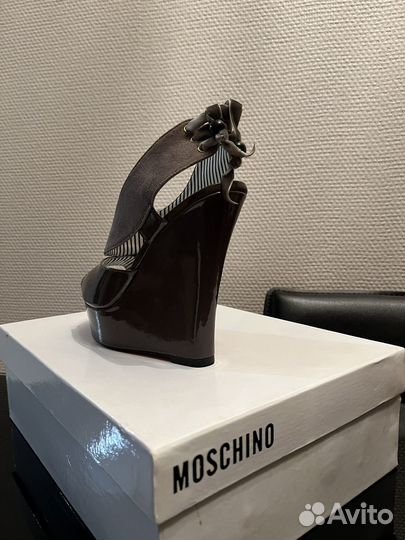 Босоножки женские Moschino