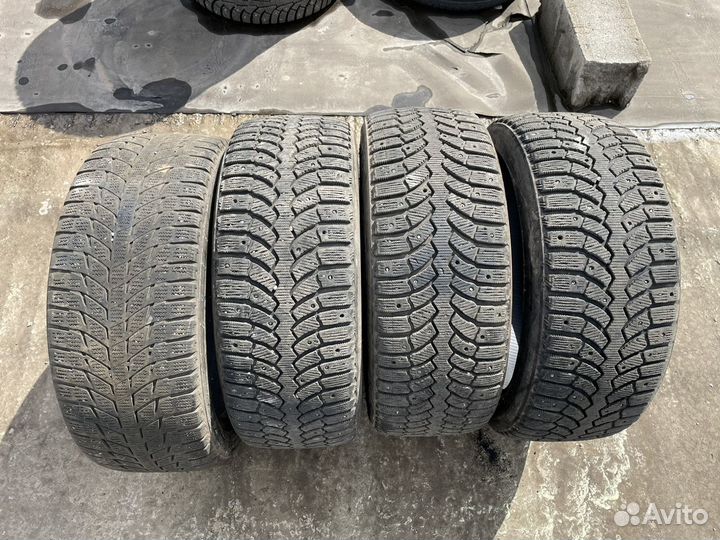 Bridgestone Blizzak Spike-01 215/45 R17