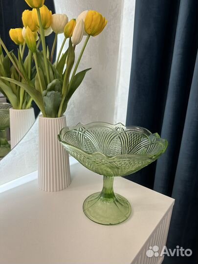 Ваза для фруктов на ножке цветное стекло