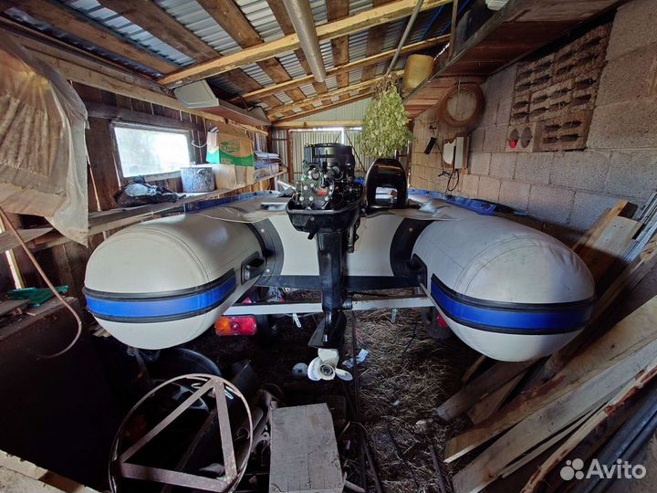 Моторная лодка с прицепом