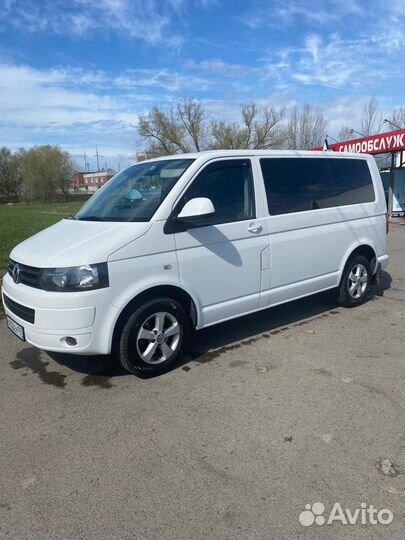 Водитель на своём микроавтобусе