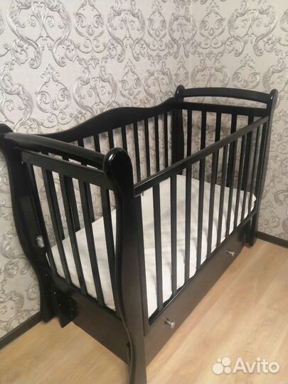 Детская кроватка с маятником и ящиком с матрасом