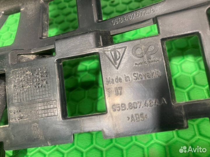 Кронштейн заднего бампера задний правый Porsche