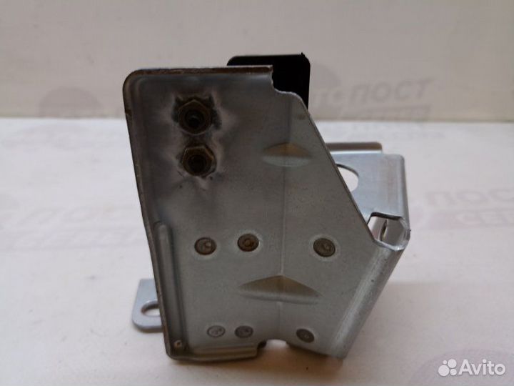 Кронштейн полки багажника левый Volkswagen Touareg