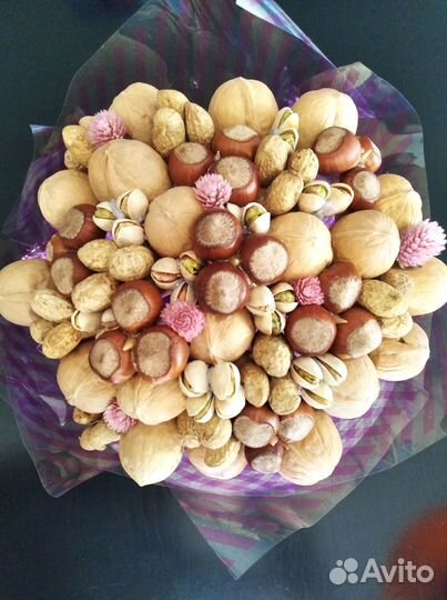 Букет из орехов