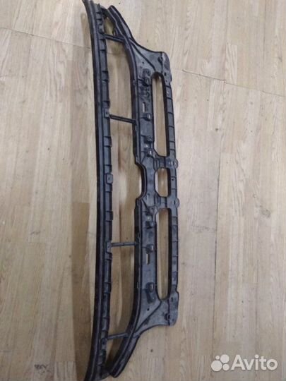 Кронштейн решетки радиатора передний Audi Q8