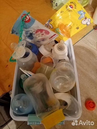Детские бутылочки для кормления и пустышки