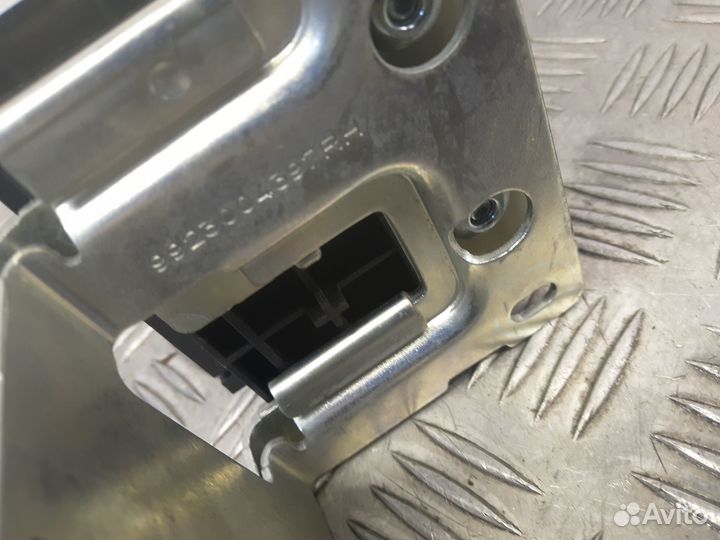 Б/У Кронштейн шторки багажника левый