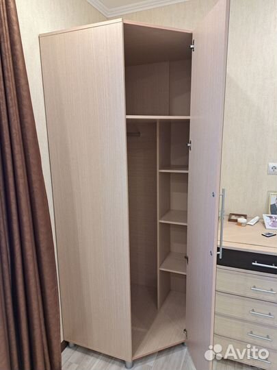 Угловой шкаф с зеркалом