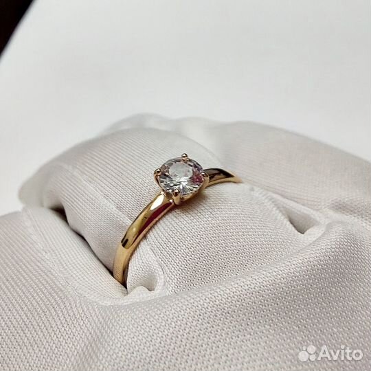 Золотое кольцо с камнем 18,5р