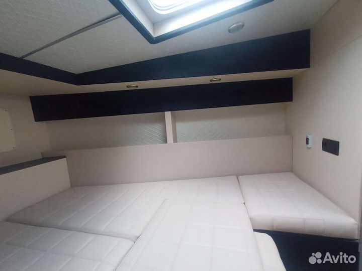 Обшивка каюты катера с диваном