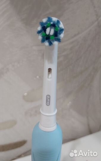 Электрическая зубная щетка oral b
