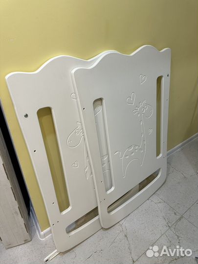 Детская кроватка с поперечным маятником