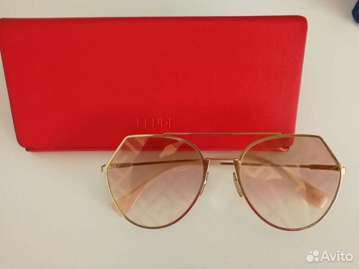 Солнцезащитные очки женские брендовые