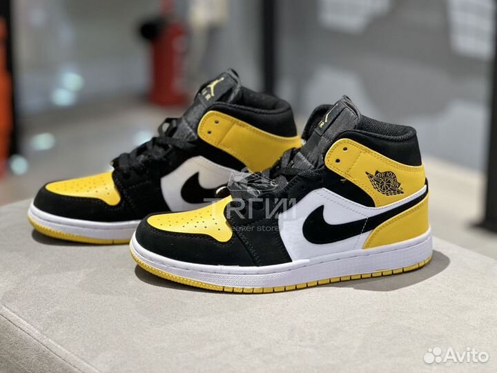 Кроссовки Nike Air Jordan 1 Mid Yellow Toe Black