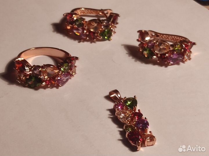 Ювелирный комплект украшений